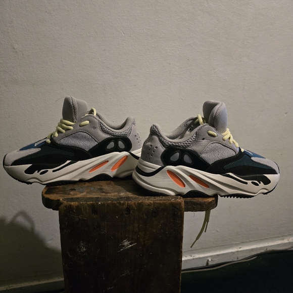 Adidas Yeezy Wave Runner. Size 4 - Picture 6 of 7